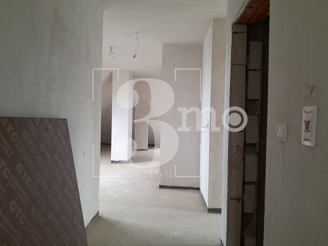 Четиристаен апартамент за продажба в кв. Витоша, гр. София - 0