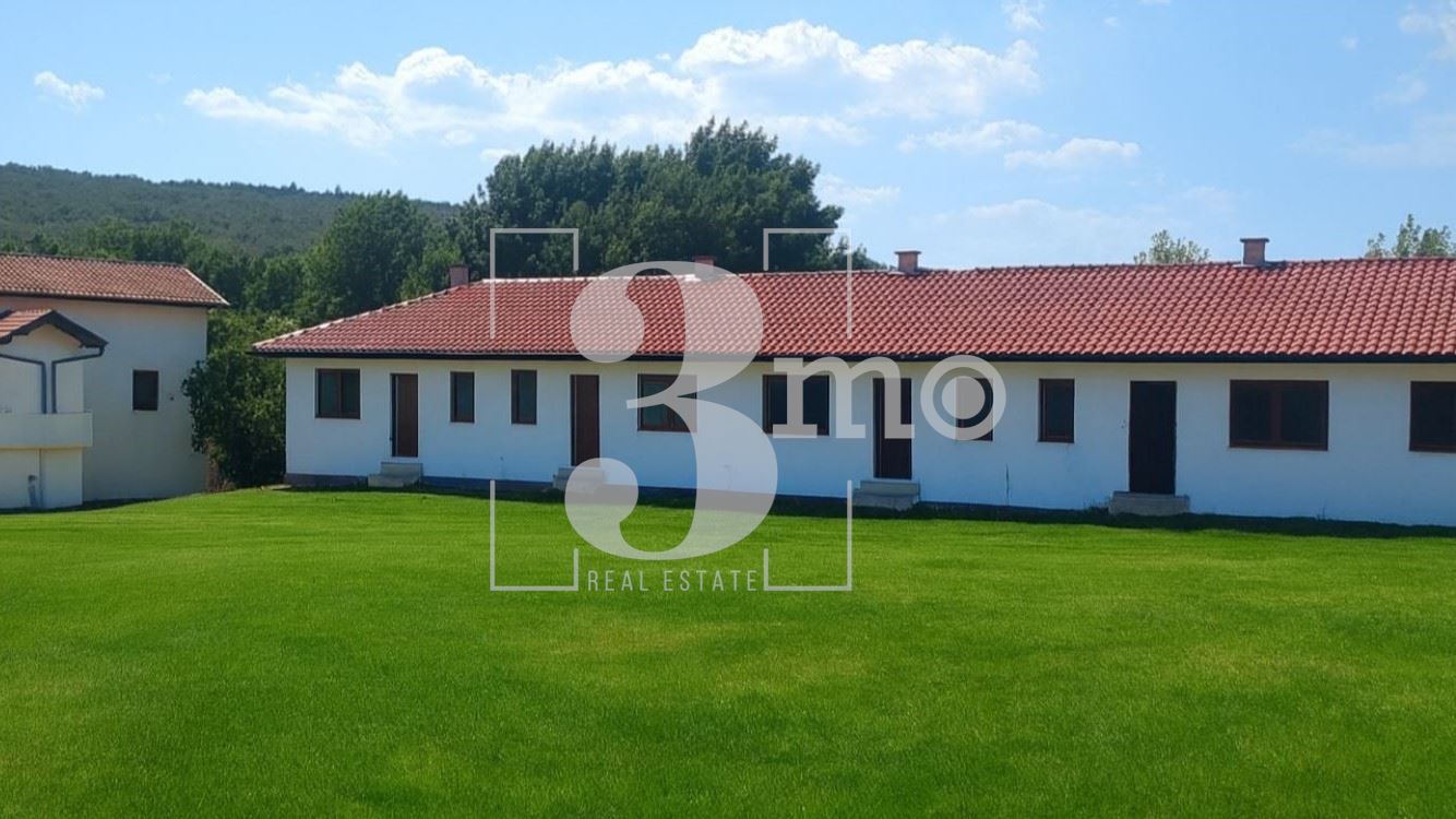„3mo“ недвижими имоти продава две къщи-близнак, находящи се в с. Юнец, област Варна - 0