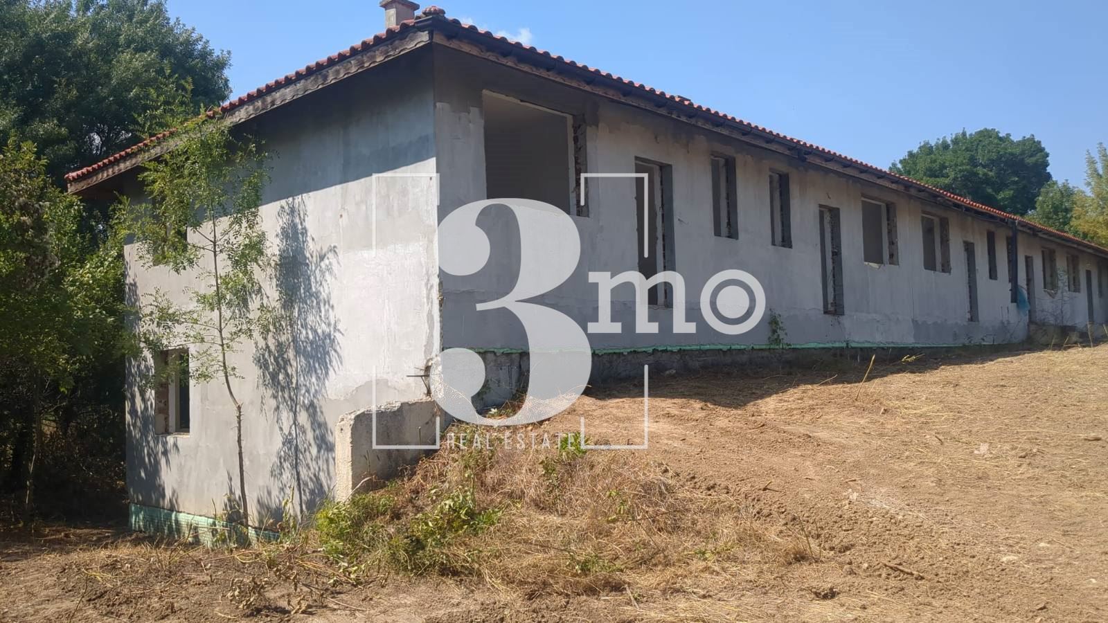 „3mo“ недвижими имоти продава инвестиционен проект, находящ се в с. Юнец, област Варна - 0