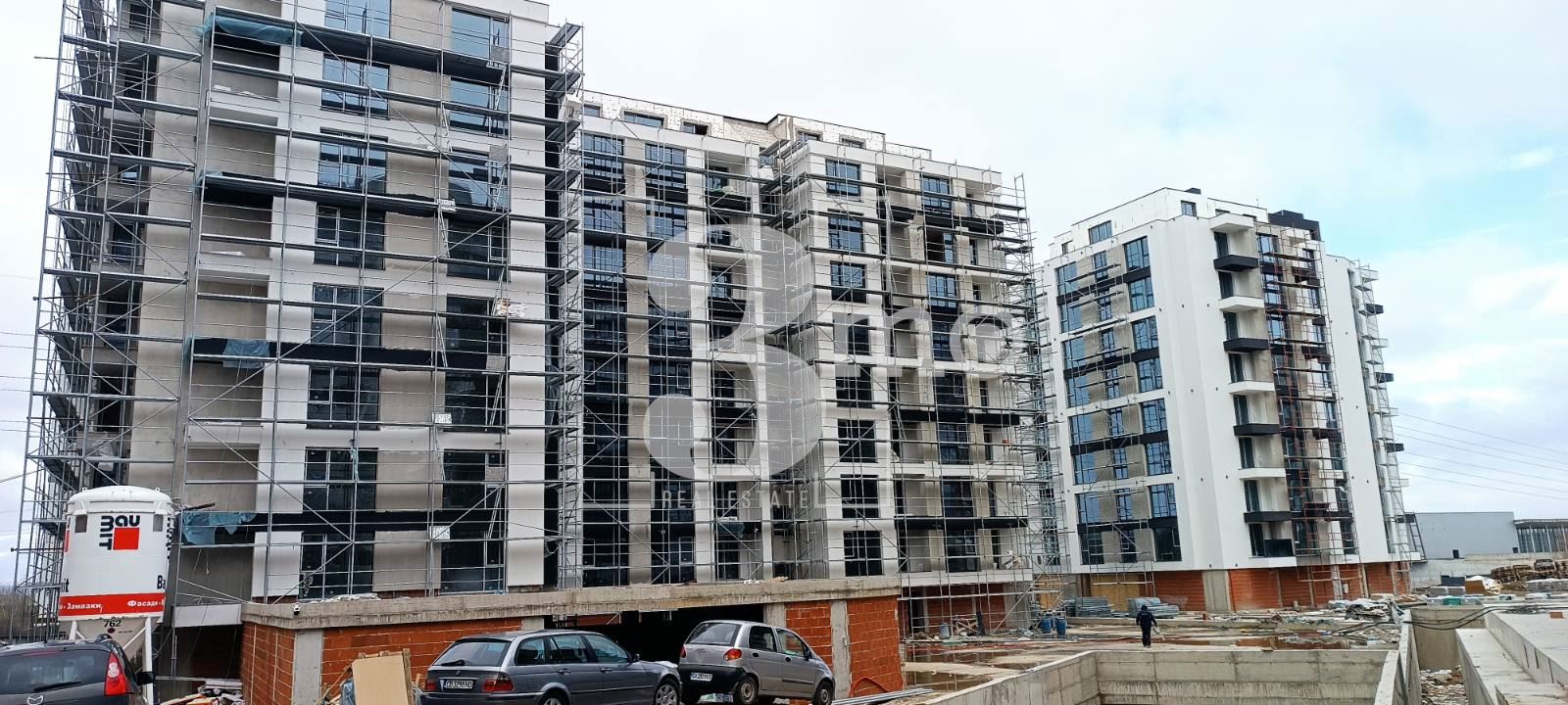 Продава тристаен апартамент с панорамна тераса в затворен комплекс в ж.к. Люлин-5, София - 0
