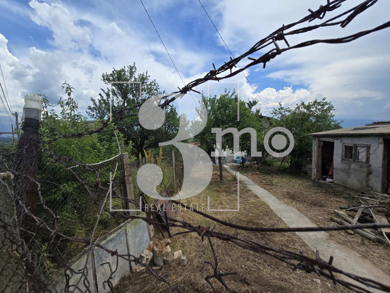 "3mo" продава реновирана къща с панорамна гледка към гр.София, находяща се в гр. Нови Искър, местност Ласка - 0